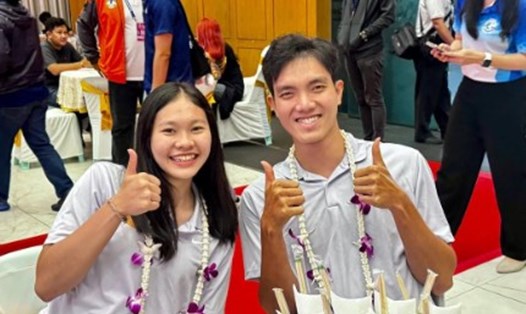 Bích Tuyền chụp ảnh kỉ niệm cùng ngoại binh Warisara. Ảnh: FBNV