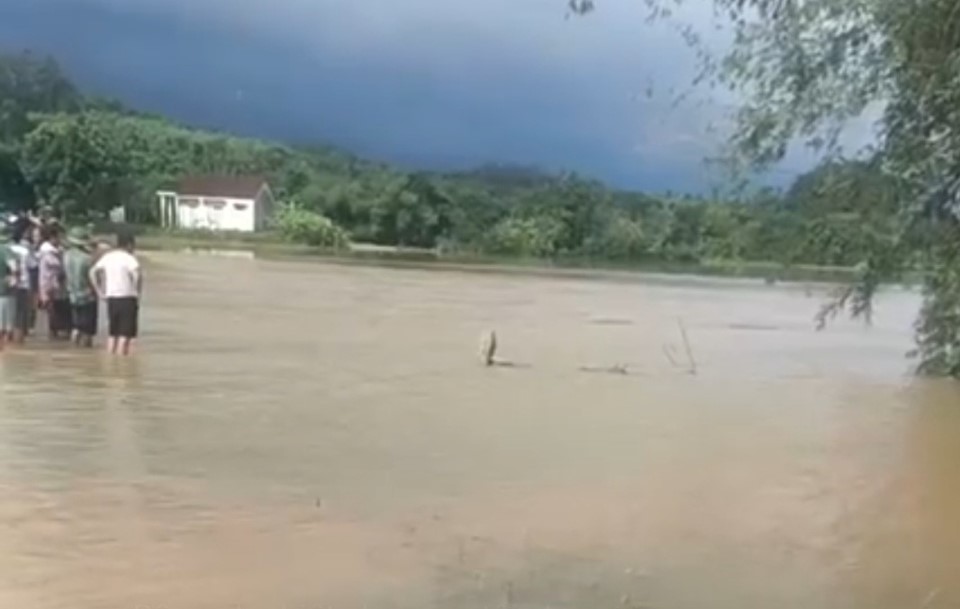 Hiện trường vụ một nữ sinh mất tích lo nước cuốn trôi khi đi qua đập tràn. Ảnh: Ngọc Tuấn