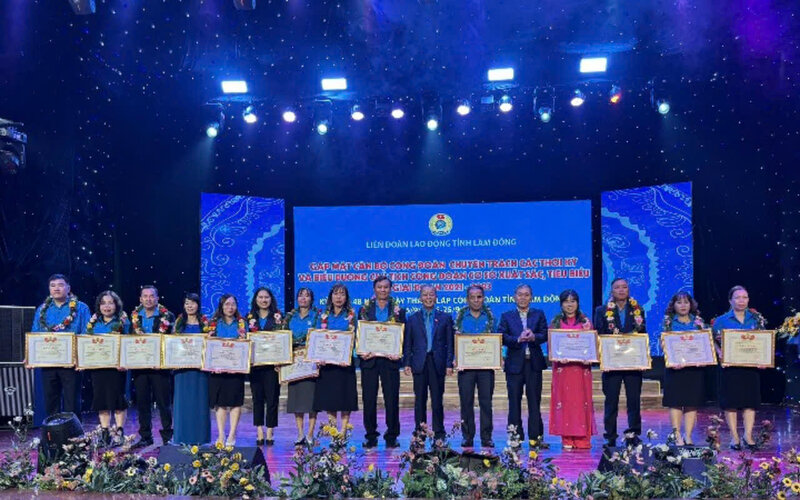 Liên đoàn Lao động tỉnh Lâm Đồng biểu dương 50 chủ tịch công đoàn cơ sở xuất sắc, tiêu biểu giai đoạn 2021-2023. Ảnh: ĐỨC LÂM