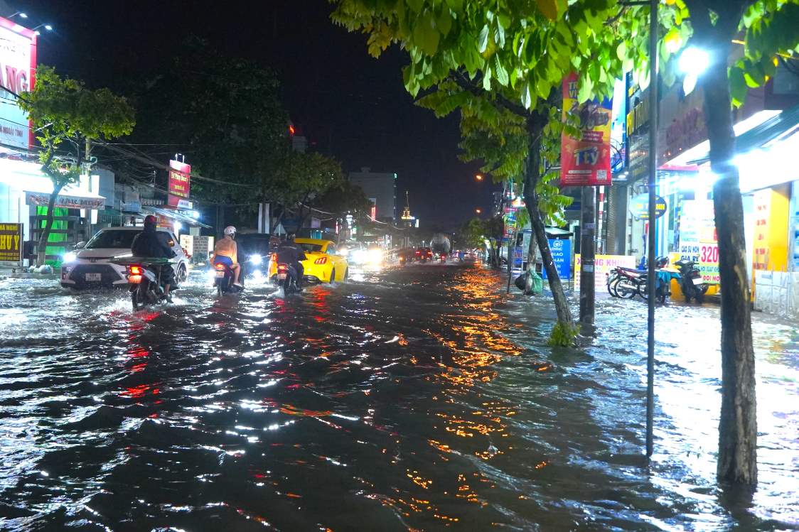 Ghi nhan cua Bao Lao Dong toi ngay 21.9, nhieu tuyen duong, pho o quan Ninh Kieu va quan Binh Thuy cua TP Can Tho da bi ngap sau.