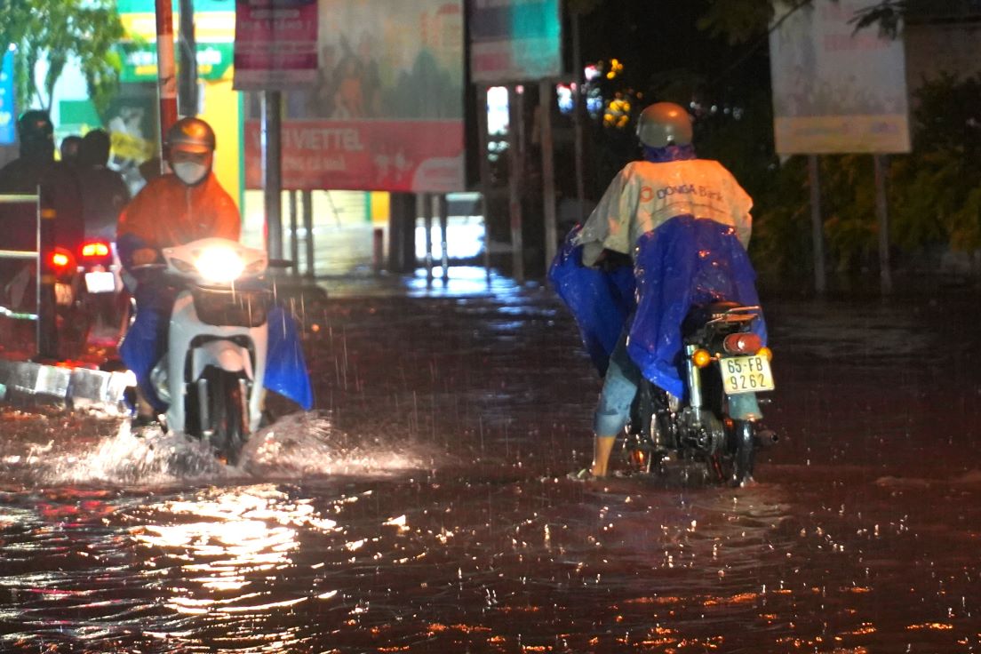 Duong bi ngap sau, nhieu xe may kho di chuyen da bi chet may.