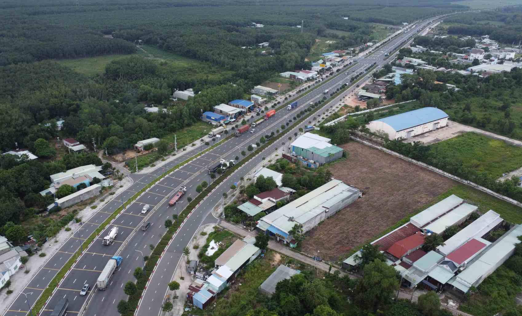 Doan di qua trung tam Bau Bang. Anh: Dinh Trong