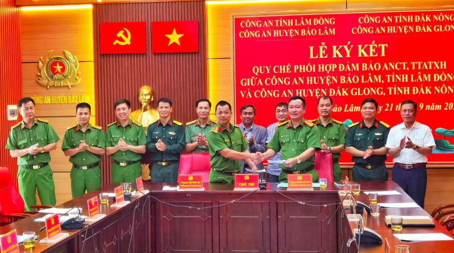 Công an 2 huyện ký kết quy chế phối hợp để đấu tranh có hiệu quả với các loại tội phạm. Ảnh: Hoài Thanh