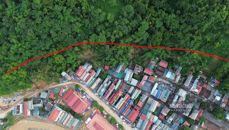 20 hộ dân ngay trung tâm huyện phải di dời vì nguy cơ sạt lở. Ảnh: Huy Nguyễn.