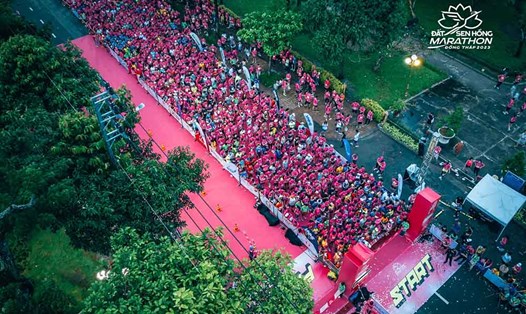 Giải chạy Đất sen hồng Đồng Tháp năm 2024 quy tụ 10.000 vận động viên tham dự. Ảnh: VNMS