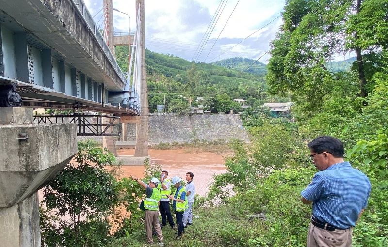 Khu Quản lý Đường bộ II tiến hành kiểm tra cầu treo Đakrông. Cây cầu này có dấu hiệu xuống cấp, hư hỏng. Ảnh: H.Nguyên.