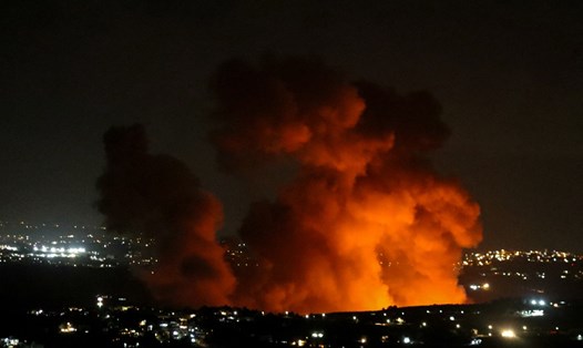 Khói bốc lên tại hiện trường cuộc không kích của Israel ở ngoại ô làng Zawtar, miền nam Lebanon ngày 21.9. Ảnh: AFP