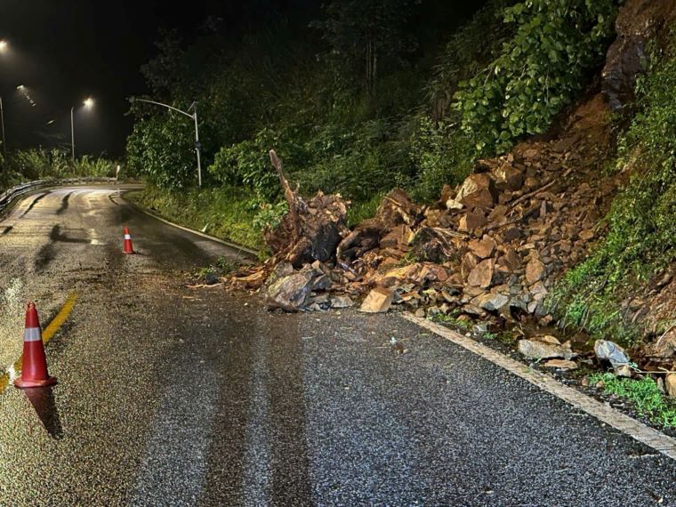 Landslide on Bao Loc Pass. Photo: Hoai Thanh