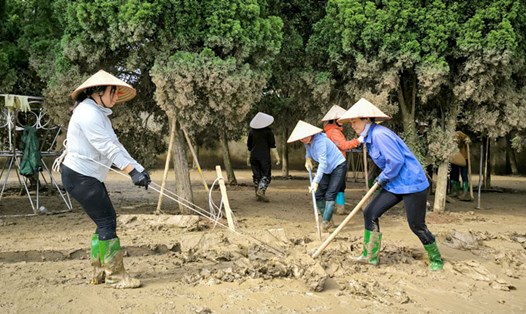 Đông đảo đoàn viên công đoàn Yên Bái tham gia dọn dẹp bùn đất, vệ sinh môi trường sau bão lũ. Ảnh: Bùi Minh