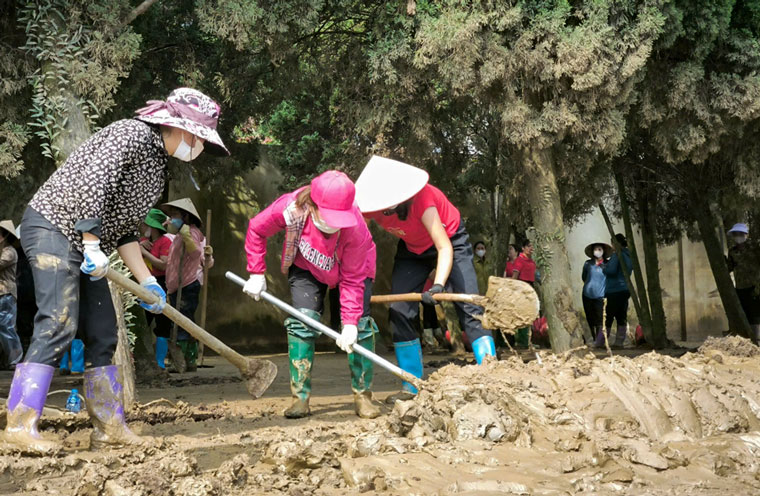 Doan vien cong doan don bun dat tai khu Di tich Lich su quoc gia - Le dai San van dong, thanh pho Yen Bai. Anh: Bui Minh