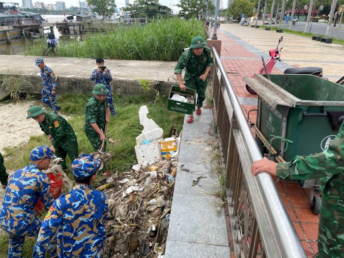 Bien phong Da Nang ra quan don ve sinh sau mua. Anh: Doan Quang