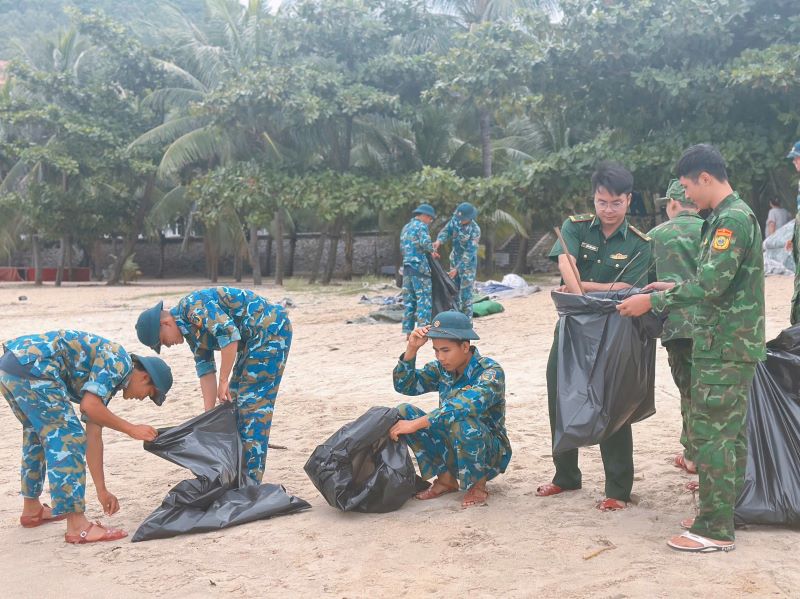 Biên phòng Đà Nẵng dọn sạch khu vực biên giới biển sau mưa. Ảnh: Doãn Quang