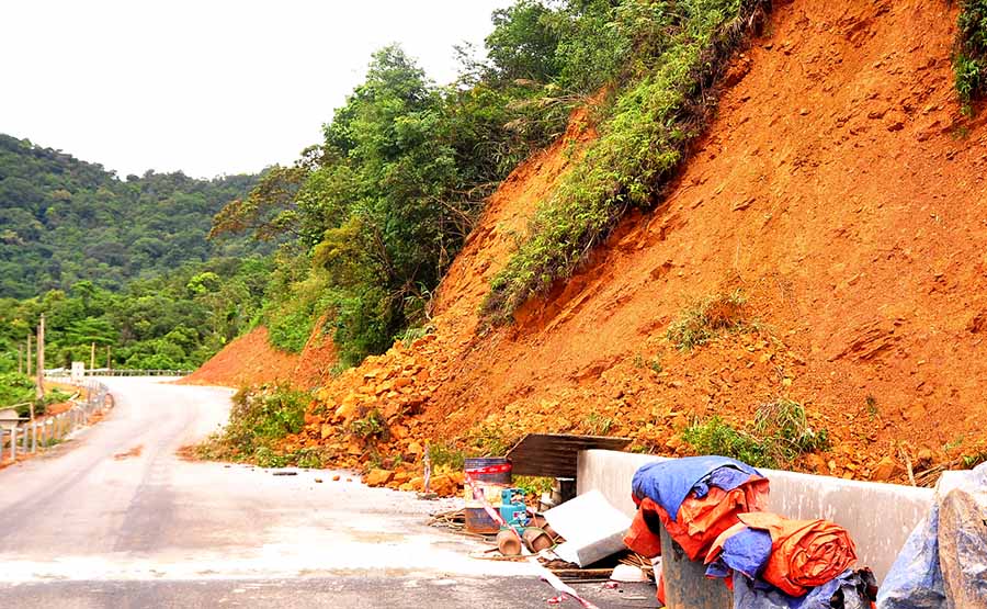 Mưa lớn gây sạt lở trên Quốc lộ 8A đi qua huyện Hương Sơn (Hà Tĩnh). Ảnh: Minh Lý