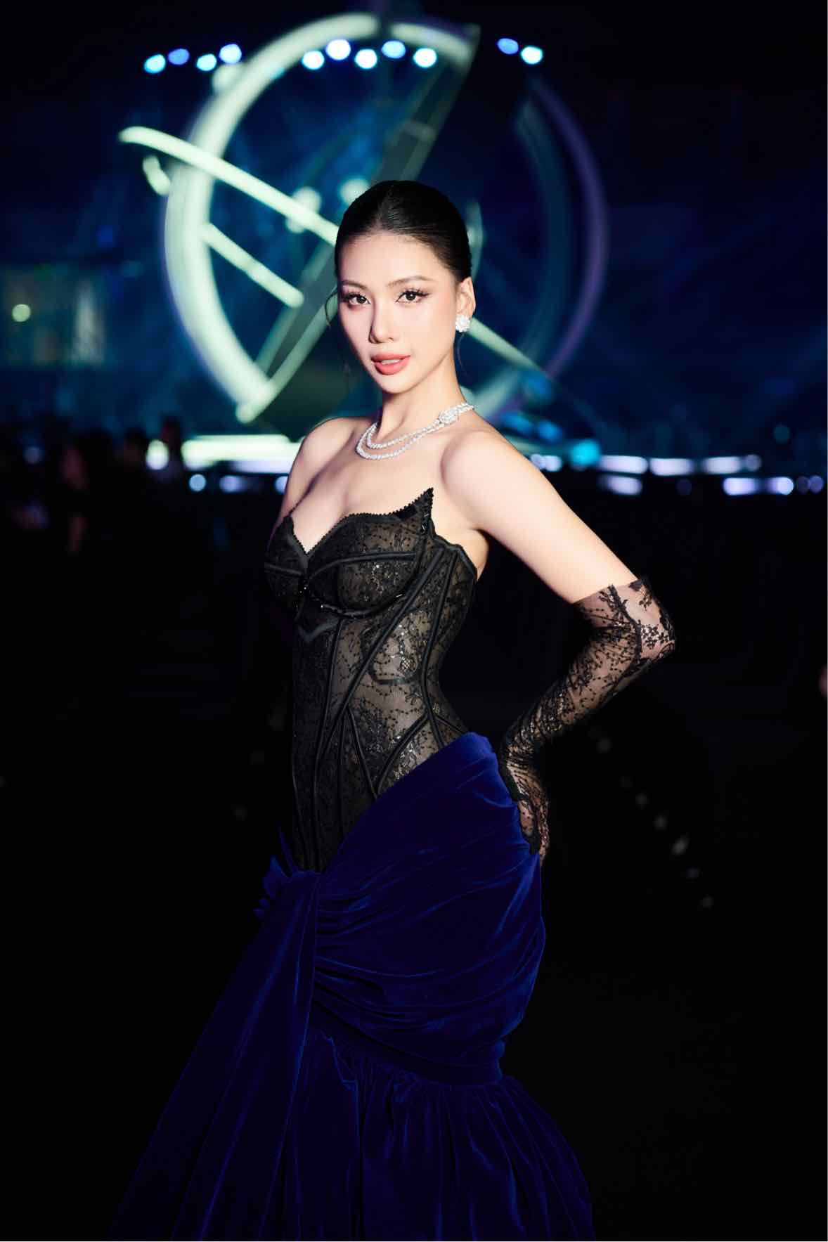 Dac biet o dem thi chung ket, dam da hoi duoc Quynh Hoa lua chon trong khoanh khac final walk cung gay chu y. Thiet ke duoc lay y tuong tu ve dep cua cac ngoi sao tren bau troi vu tru Miss Universe.