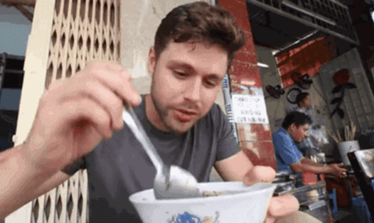 Max McFarlin dành lời khen cho quán cháo lòng vỉa hè ở TPHCM. Ảnh cắt từ clip