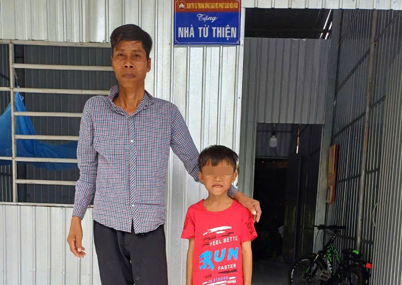 Cậu bé 9 tuổi một tay lo cơm nước, nhặt ve chai kiếm tiền mua thuốc cho cha. Ảnh: Diệu Hiền