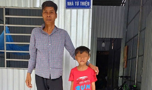 Cậu bé 9 tuổi một tay lo cơm nước, nhặt ve chai kiếm tiền mua thuốc cho cha. Ảnh: Diệu Hiền