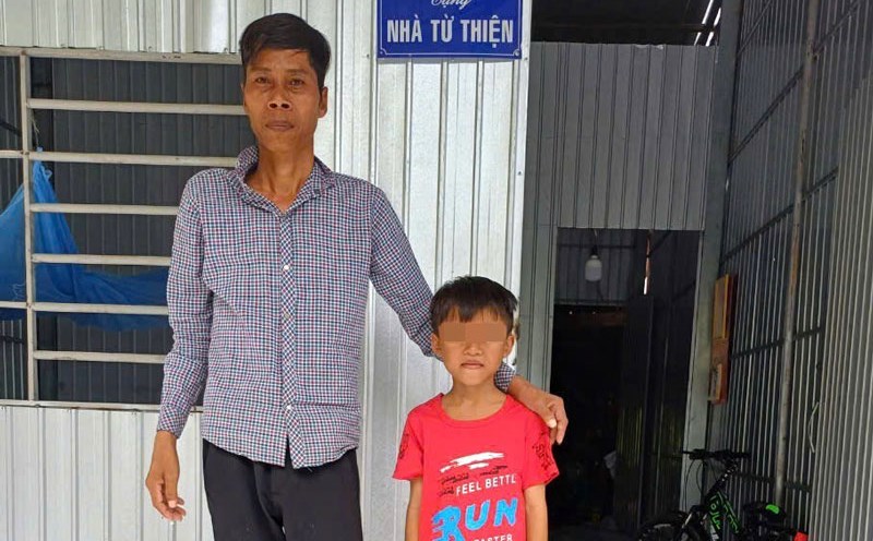 The 9-year-old boy single-handedly cooks and collects scrap metal to earn money to buy medicine for his father. Photo: Dieu Hien
