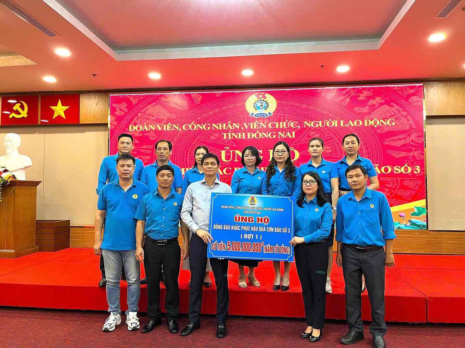 Phó Chủ tịch Tổng LĐLĐVN Ngọ Duy Hiểu tiếp nhận bảng tượng trưng trao 5 tỉ đồng ủng hộ đồng bào khắc phục hậu quả bão số 3. Ảnh: HAC