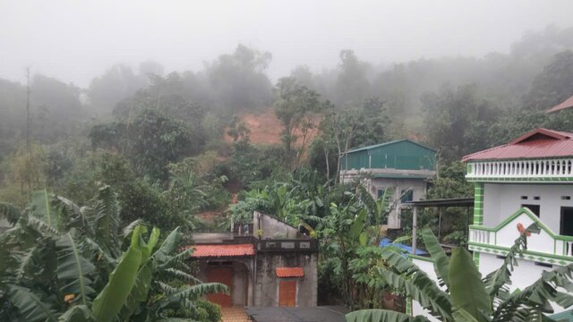  Thêm 6 hộ dân ở xóm Rài, xã Tuân Đạo, huyện Lạc Sơn phải di dời khẩn cấp. Ảnh: Minh Nguyễn