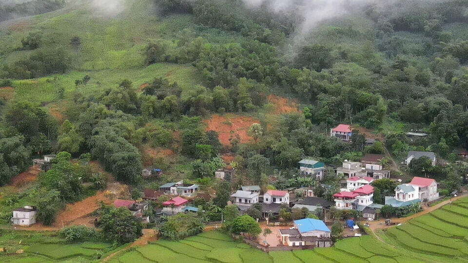 Toan canh noi co 8 trieu m3 dat da nguy co sat lo, nguoi dan di doi khan cap. Anh: Minh Nguyen 