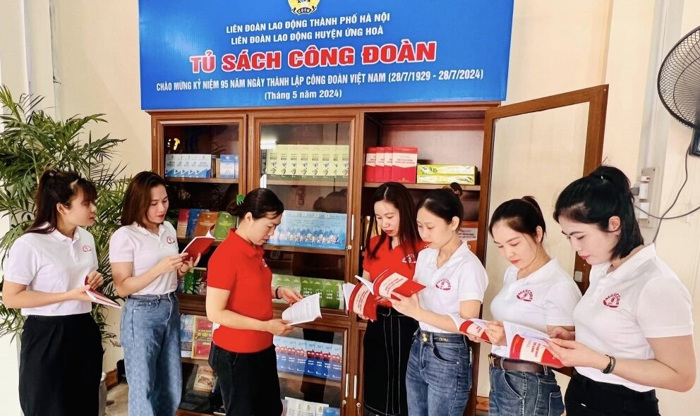 Công nhân đọc sách sau giờ làm việc tại Tủ sách Công đoàn ở Công ty TNHH Maxcore. Ảnh: CĐCS