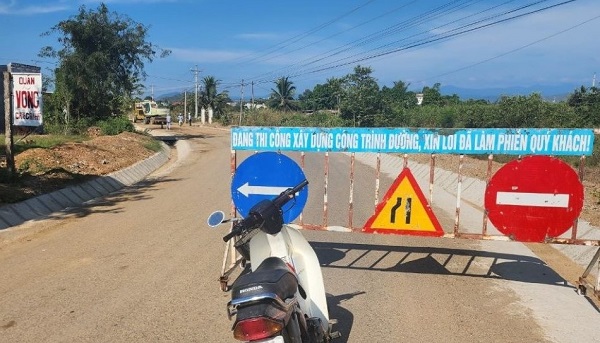 Người dân kiến nghị thiết kế đường dân sinh bên cạnh cao tốc một cách phù hợp để có thể sử dụng xe máy. Ảnh: Phạm Huy