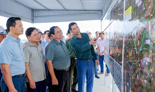Thủ tướng Chính phủ Phạm Minh Chính nghe báo cáo tiến độ triển khai thực hiện dự án đầu tư xây dựng đường Vành đai 4-Vùng Thủ đô Hà Nội đoạn qua tỉnh Bắc Ninh. Ảnh: Nhật Bắc