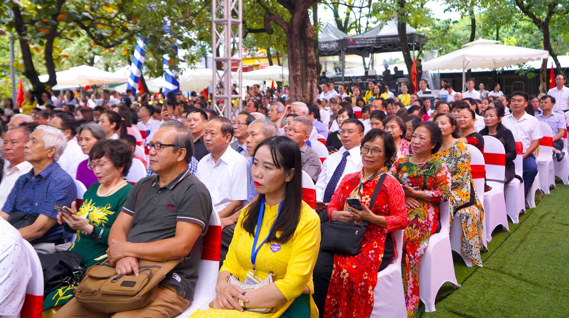 Nhieu the he cuu hoc sinh truong THPT Chuyen Phan Boi Chau den tham du chuong trinh. Anh: Duy Chuong.