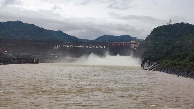 Thủy điện Hòa Bình mở 1 cửa xả lũ. Ảnh: Minh Nguyễn
