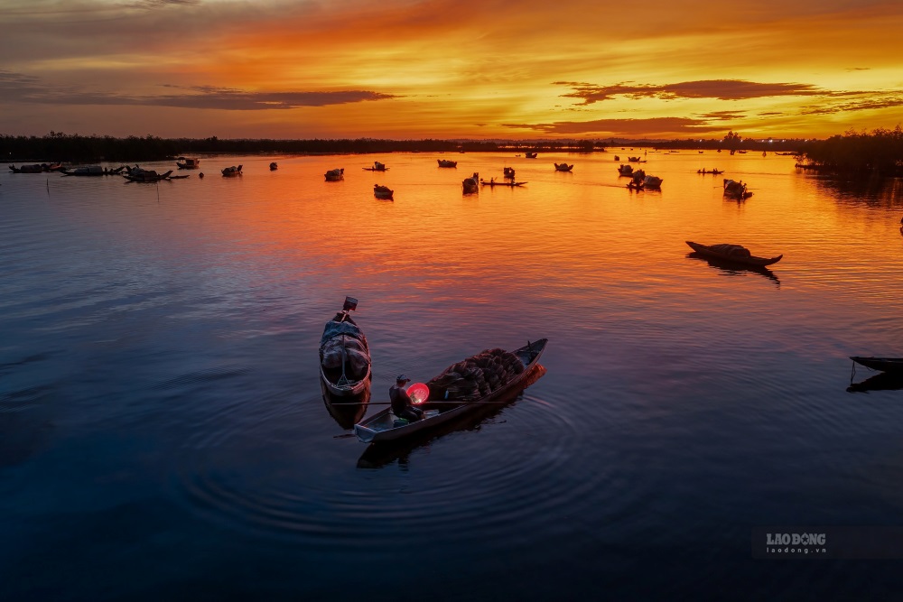  Pha Tam Giang con noi tieng voi ve dep con nuoc nen tho, lang man khi anh binh minh lo rang. Rat nhieu du khach da tim den tham quan, trai nghiem canh vat va am thuc noi day.  