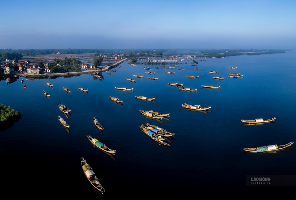 Thoi diem pha Tam Giang dep nhat trong ngay la sang som, do cung la luc nhung con thuyen hoi ha noi duoi nhau ve ben, tao nen canh tuong dong vui tap nap.