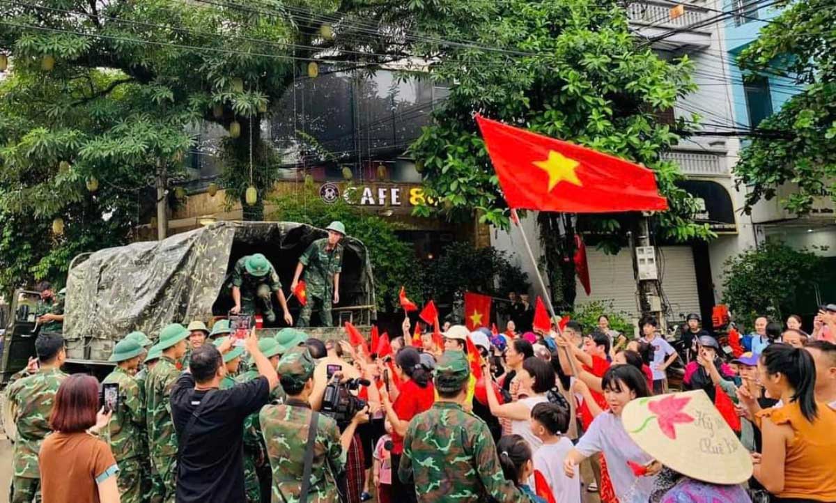 Người dân TP Yên Bái xúc động, chia tay các chiến sĩ bộ đội. Ảnh: Người dân cung cấp