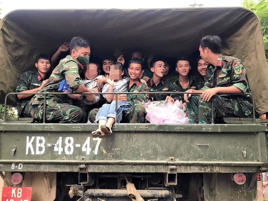 Hinh anh nhung chien si Bo doi Cu Ho trong ngay chia tay nguoi dan ve don vi. Anh: Nguoi dan cung cap