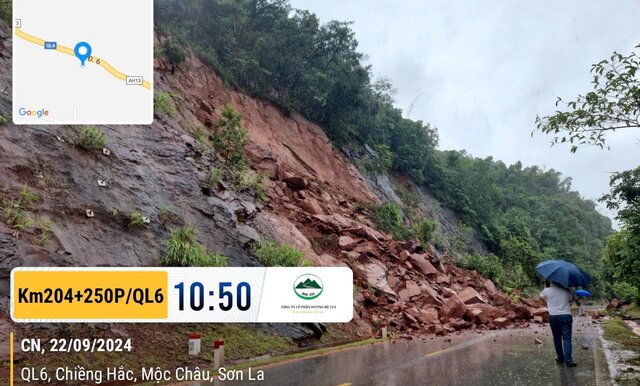 Khu vực xảy ra sạt lở khiến giao thông trên Quốc lộ 6 tê tiệt. Ảnh: Minh Nguyễn