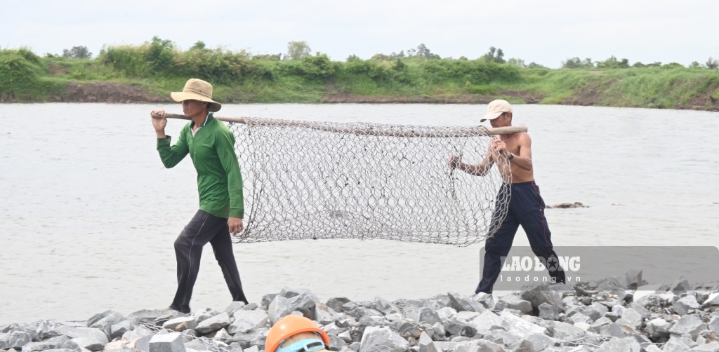 Workers constructing Lac Dia freshwater reservoir.