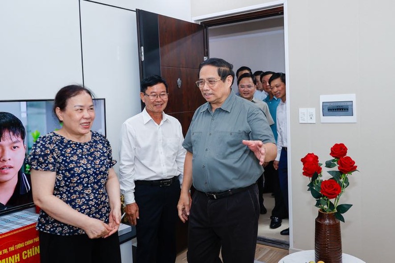 Thủ tướng Chính phủ thăm hỏi gia đình sống trong khu nhà ở xã hội Thống Nhất tại phường Võ Cường, thành phố Bắc Ninh. Ảnh: Nhật Bắc