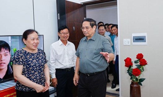 Thủ tướng Chính phủ thăm hỏi gia đình sống trong khu nhà ở xã hội Thống Nhất tại phường Võ Cường, thành phố Bắc Ninh. Ảnh: Nhật Bắc