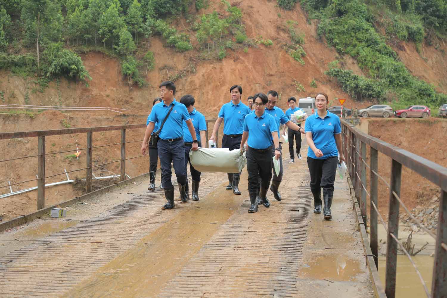 Doan cong tac cua Petrovietnam di chuyen vao khu vuc tai dinh cu cua thon Kho Vang. Anh: PVN.