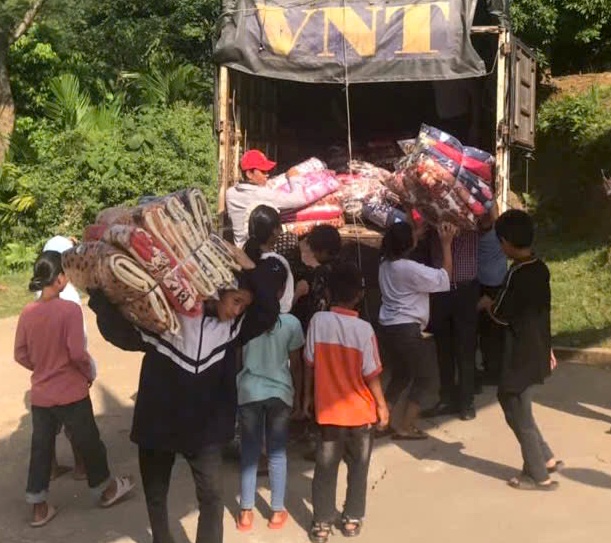 200 chiec chan bong den voi ba con tai Lao Cai. Anh: T. Hien