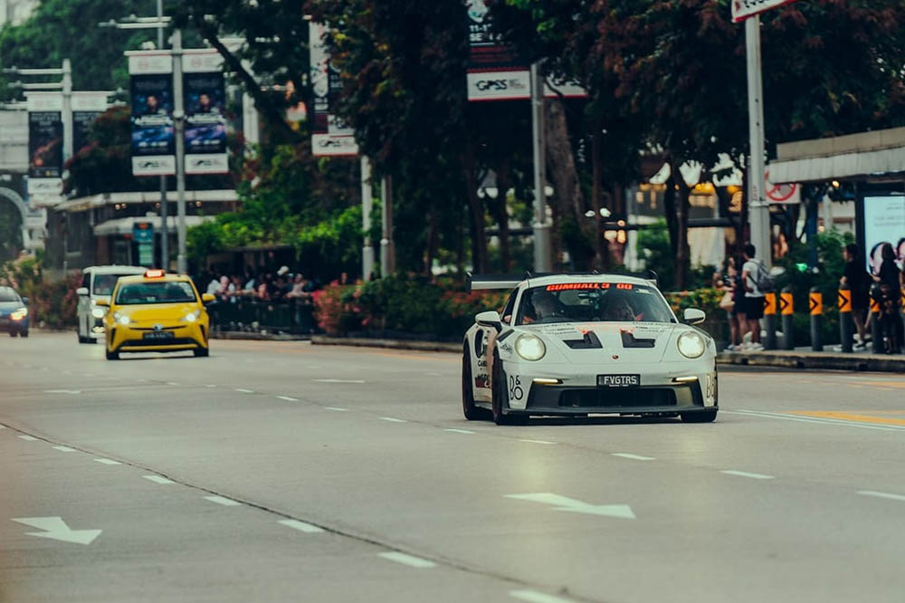 Cac sieu xe cua doan Gumballl 3000 tren duong pho Singapore. Anh: Gumball 3000