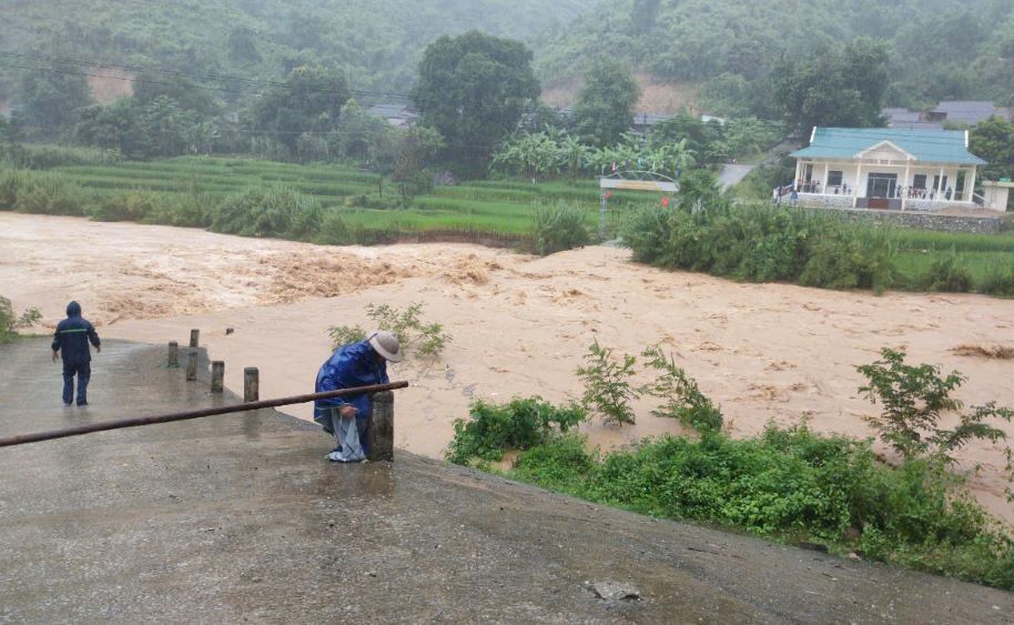 Lu tren suoi Xim chay du doi khien nhieu ban lang o xa Muong Chanh bi co lap. Anh: Minh Hoang