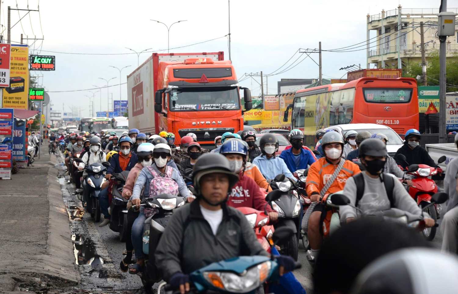 Quoc lo 1 doan qua huyen Binh Chanh thuong xuyen un tac.  Anh: Minh Quan