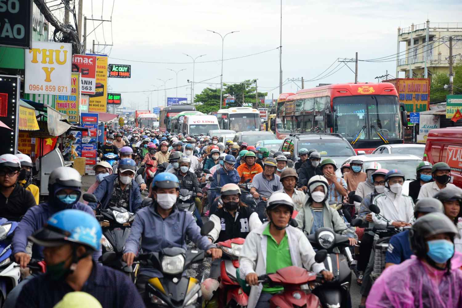 Quốc lộ 1 qua huyện Bình Chánh (TPHCM) sẽ được mở rộng lên 8 làn xe, giúp giải quyết ùn tắc.  Ảnh: Minh Quân