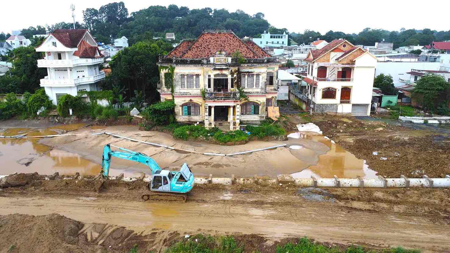 Biệt thự cổ Đốc phủ Võ Hà Thanh hay còn gọi là nhà lầu ông Phủ bên dự án đường ven sông Đồng Nai. Ảnh: HAC