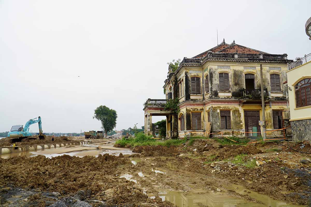 Lau ong Phu duoc xay dung tu nam 1922, toa lac tai vung dat Bien Hoa, co mat tien huong ra song Dong Nai. Anh: HAC