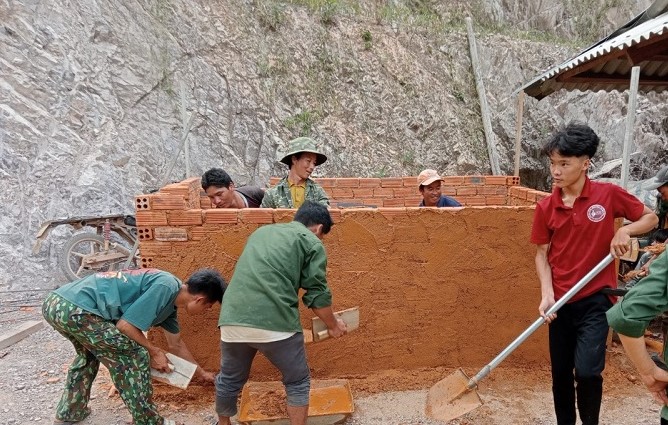 Nhiều thanh niên trong độ tuổi lao động ở huyện M'Đrắk đã chọn nghề xây dựng để lập thân, lập nghiệp. Ảnh: Bảo Trung