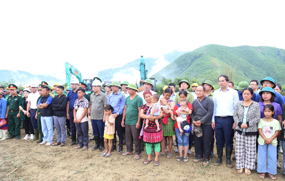 Đại biểu và người dân thôn Nậm Tông dự khởi công. Ảnh: Viết Vinh