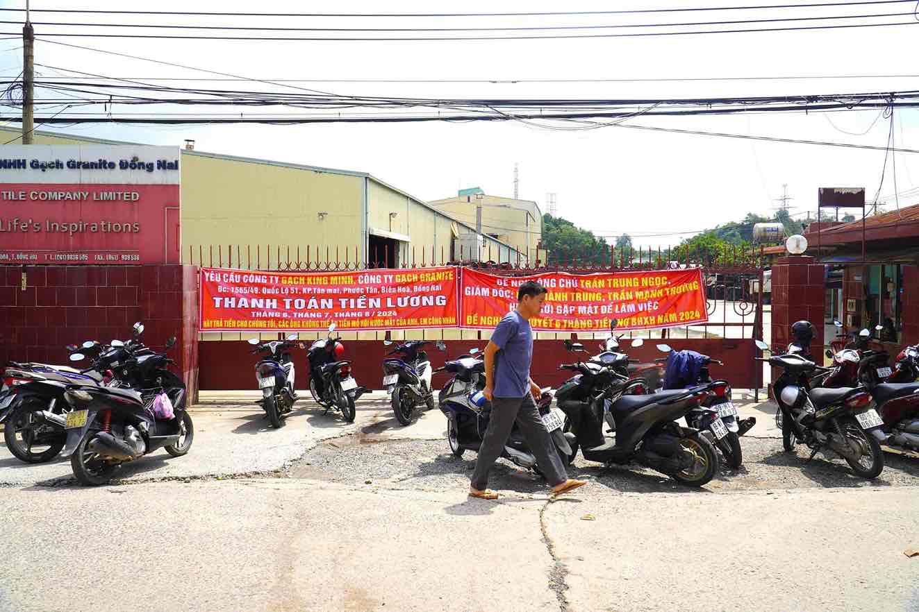 Công nhân trước cổng Công ty TNHH Gạch granite Đồng Nai yêu cầu trả nợ lương, chốt bảo hiểm. Ảnh: HAC