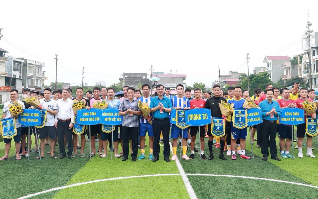 Các đại biểu tặng hoa và trao cờ lưu niệm cho tổ trọng tài và các đội tham dự giải. Ảnh: Quyết Chiến 